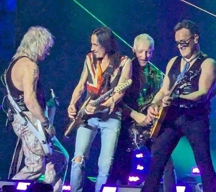 Nuno Bettencourt joins Def Leppard on stage
